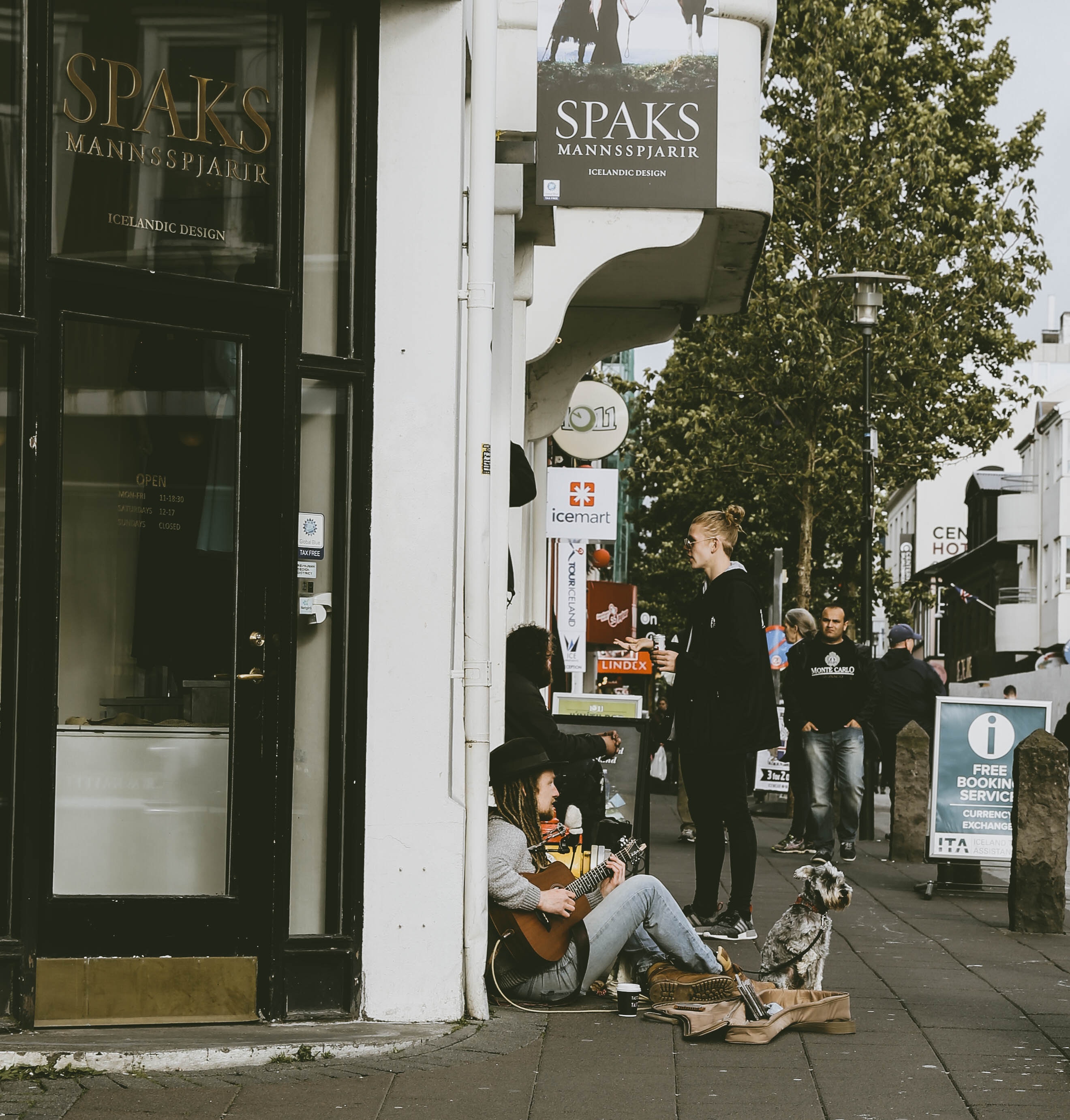 cassie-boca-431566-unsplash.jpg street woemn music